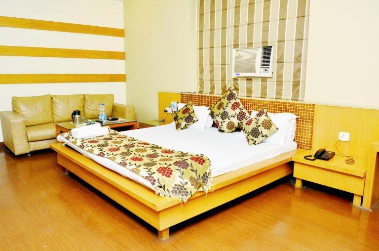 Hotel Mandakini Plaza Kanpur Exterior photo