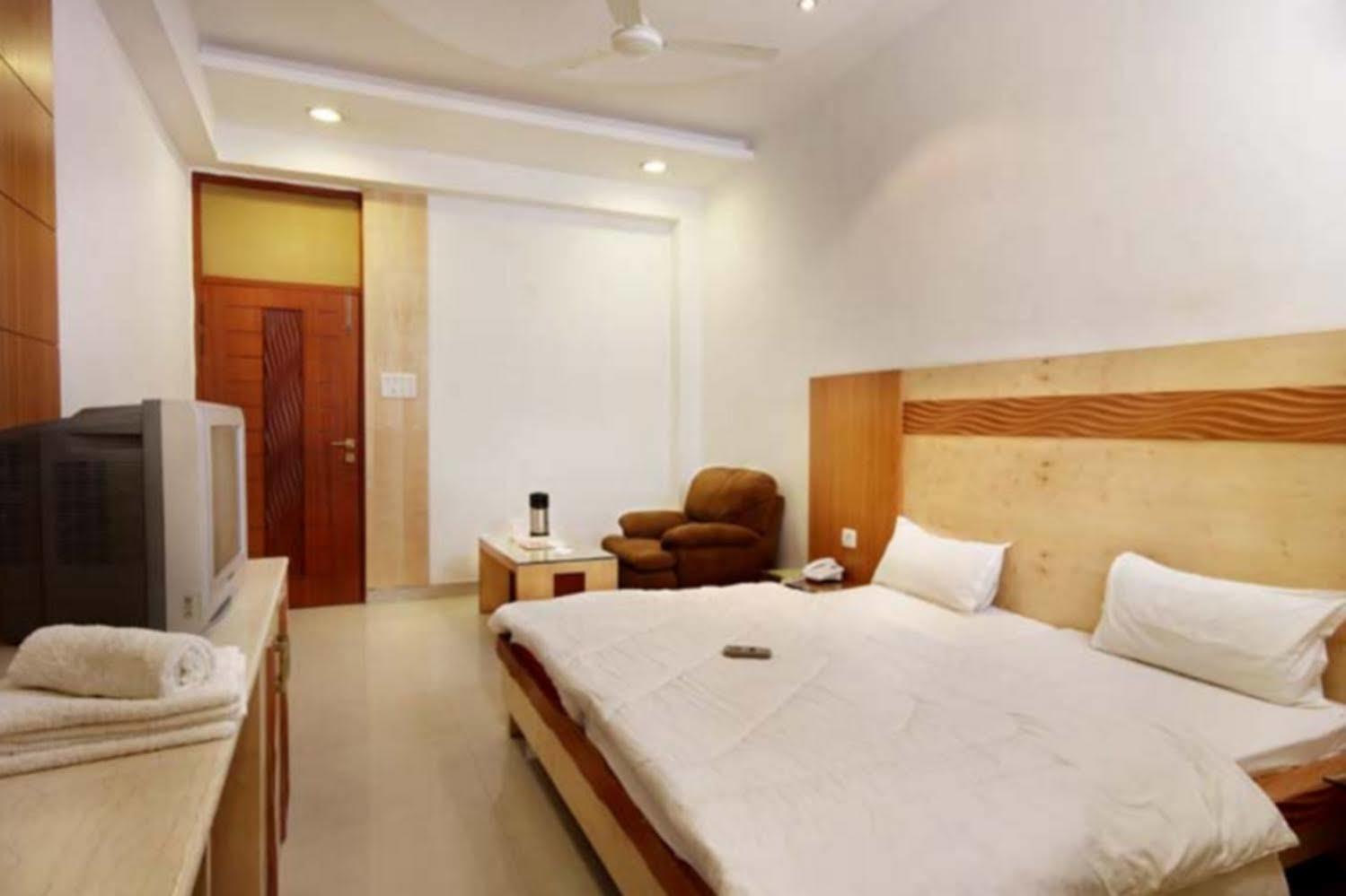 Hotel Mandakini Plaza Kanpur Room photo